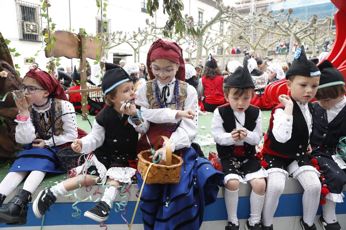 EN IMÁGENES: El desfile de carrozas del Bollo en Avilés