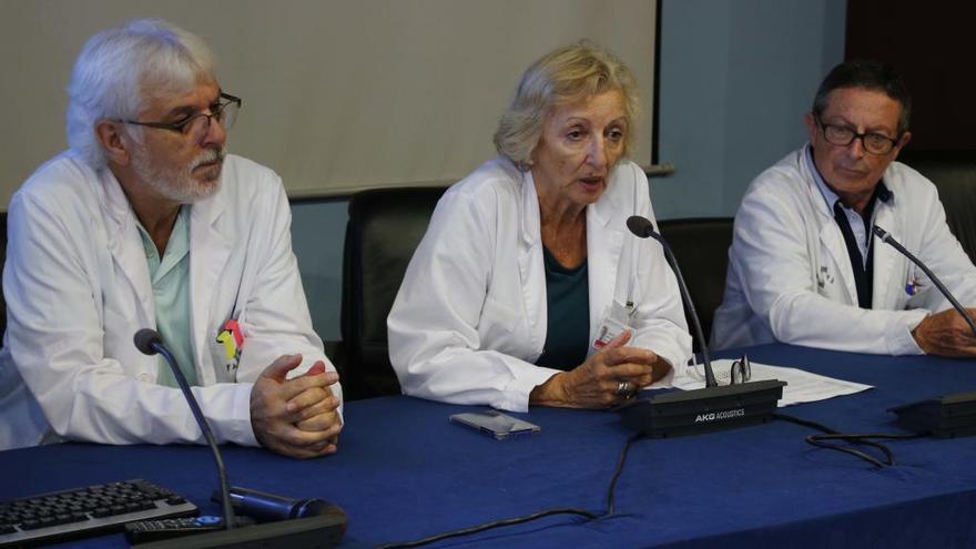 Isabel González, junto a otros médicos del hospital de La Ribera