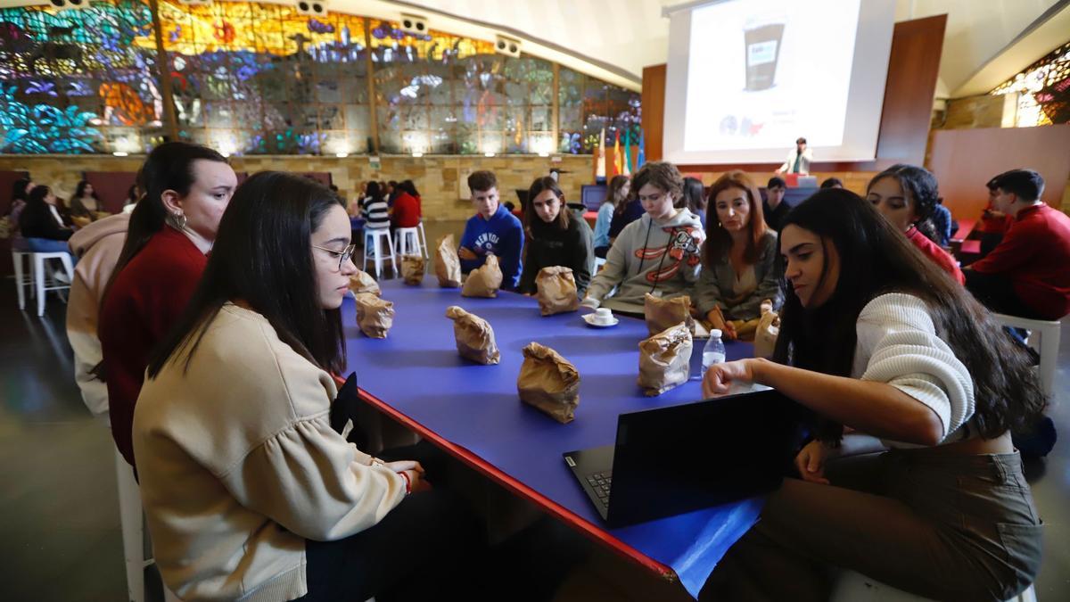 Café con Ciencia ha mostrado los últimos avances científicos de la Universidad de Córdoba a alumnos de ocho centros escolares.