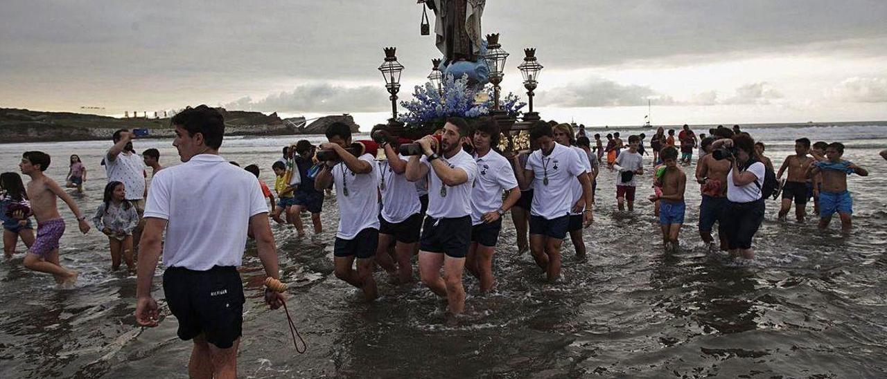 Una ofrenda floral permitirá honrar a la Virgen del Carmen en Salinas el día 16