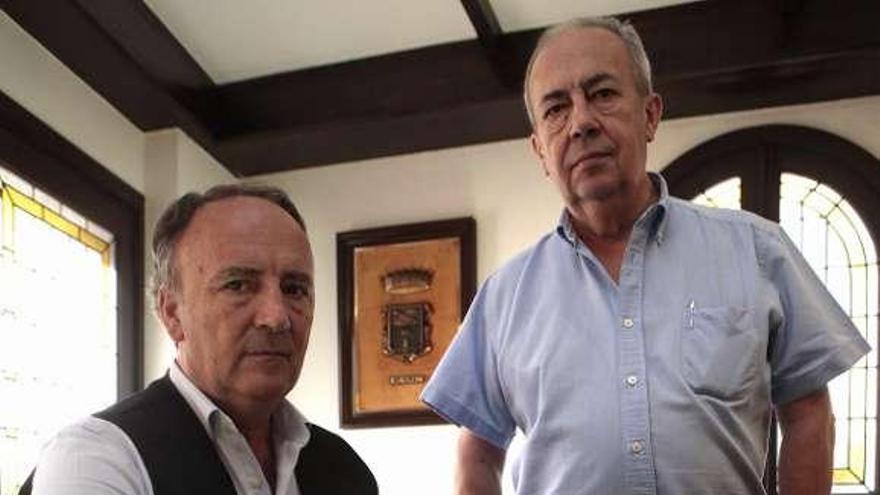 José y Andrés Rodríguez posan en su restaurante.  // Bernabé/Luismy