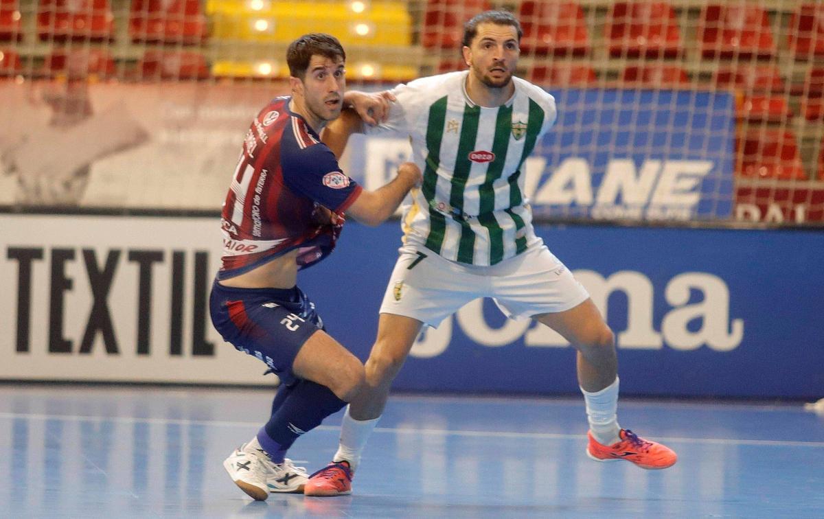 Ismael y Zequi pugnan durante el encuentro.