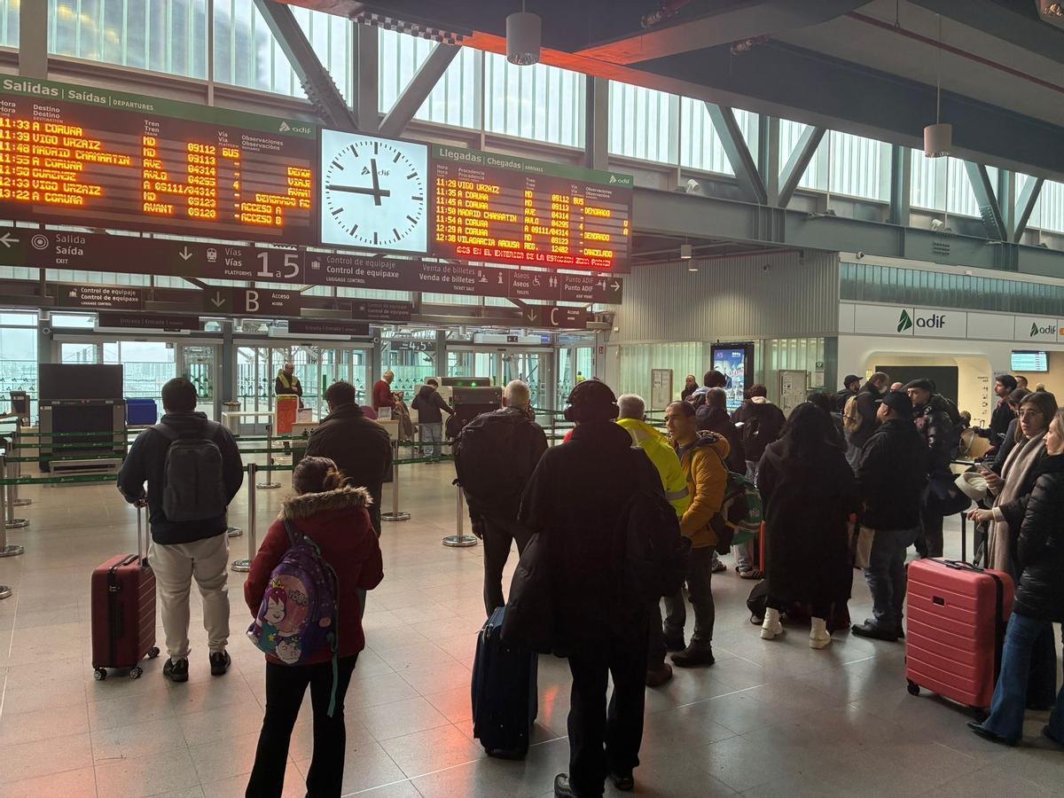 Colas en la Estación Intermodal de Santiago en el primer día de huelga del sistema ferroviario