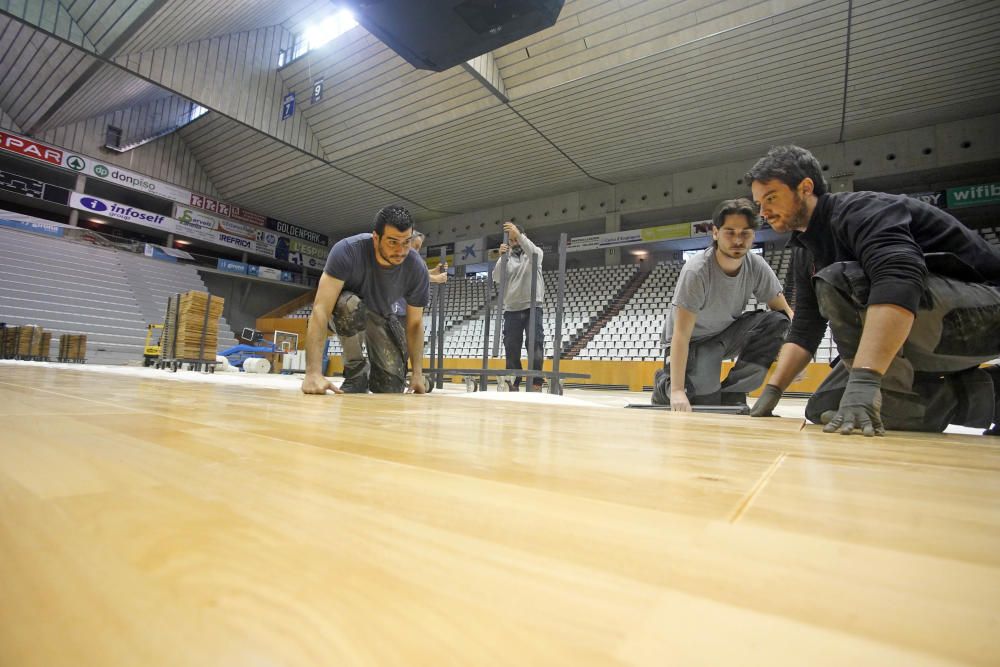 Col·locació del nou parquet del pavelló de Fontajau