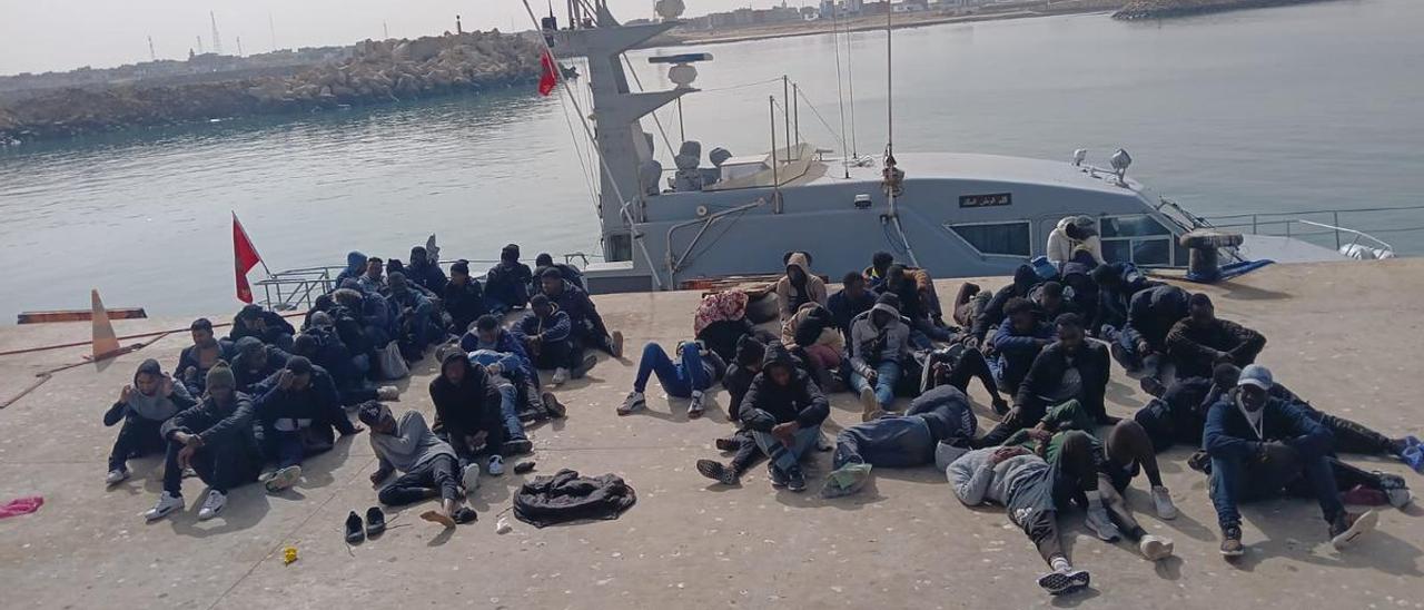 Marruecos intercepta dos pateras con 118 migrantes en aguas atlánticas rumbo a Canarias