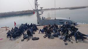 Marruecos intercepta dos pateras con 118 migrantes en aguas atlánticas rumbo a Canarias