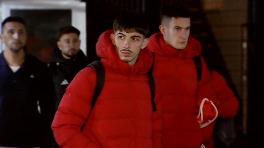 Un pequeño grupo de aficionados sevillistas reciben al equipo con insultos y reproches