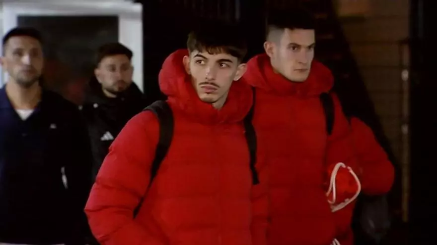 Un pequeño grupo de aficionados sevillistas reciben al equipo con insultos y reproches