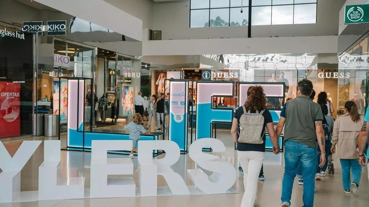 Algunos clientes del Coruña Style Outlets.