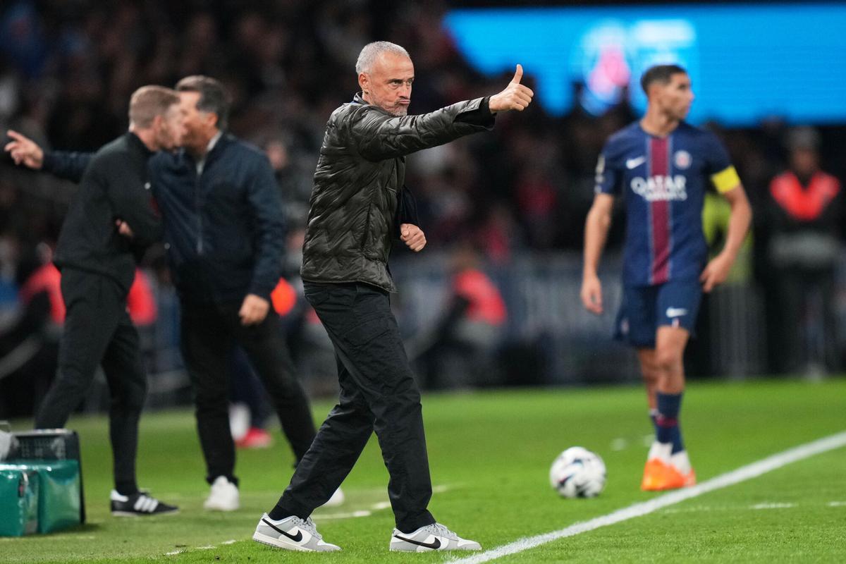 Luis Enrique dando órdenes en el paritdo del PSG Frente al Auxerre