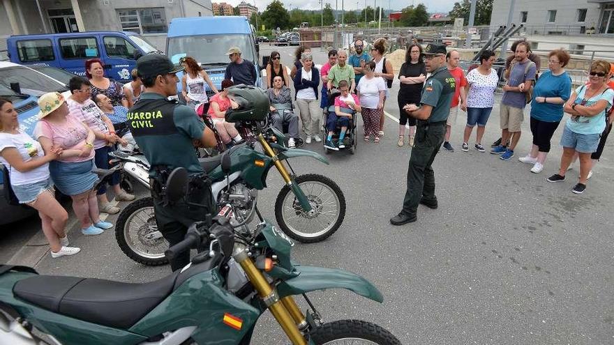 Un momento de la visita a la Comandancia de la Guardia Civil. // Gustavo Santos