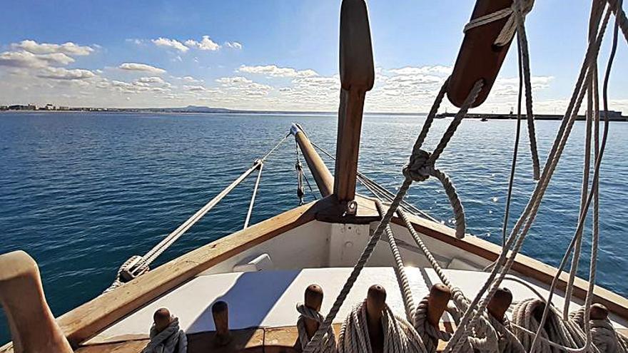 Los ‘mestres d’aixa’ del Consell recuperan todos los barcos  de madera que se abandonan 