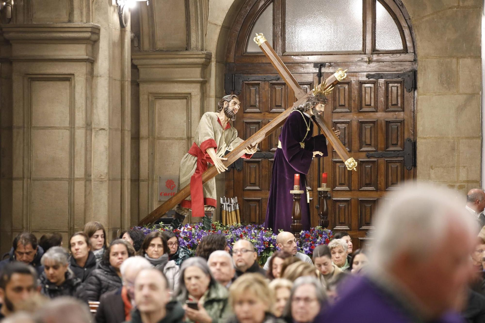 El mal tiempo obliga a suspender la procesión del Encuentro en Gijón