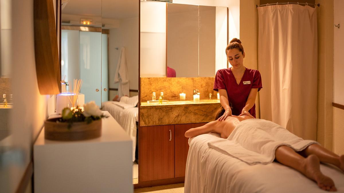 El complejo incluye un completo circuito de spa con tratamientos corporales y faciales ideales para relajarse.