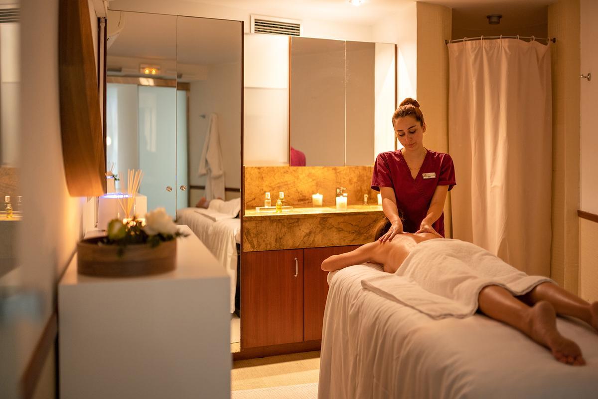 El complejo incluye un completo circuito de spa con tratamientos corporales y faciales ideales para relajarse.