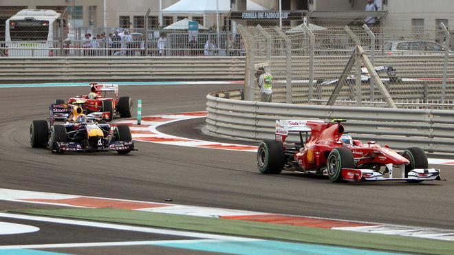 Alonso pilotando un Ferrari por delante del Red Bull de Webber y el Ferrari de Massa (2010)