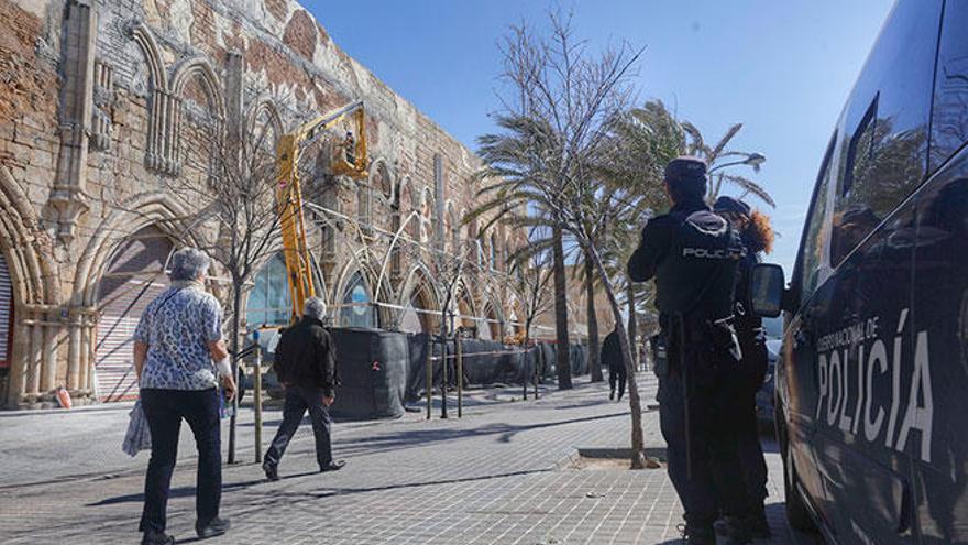 Agentes de la Policía Nacional frente a Megapark.