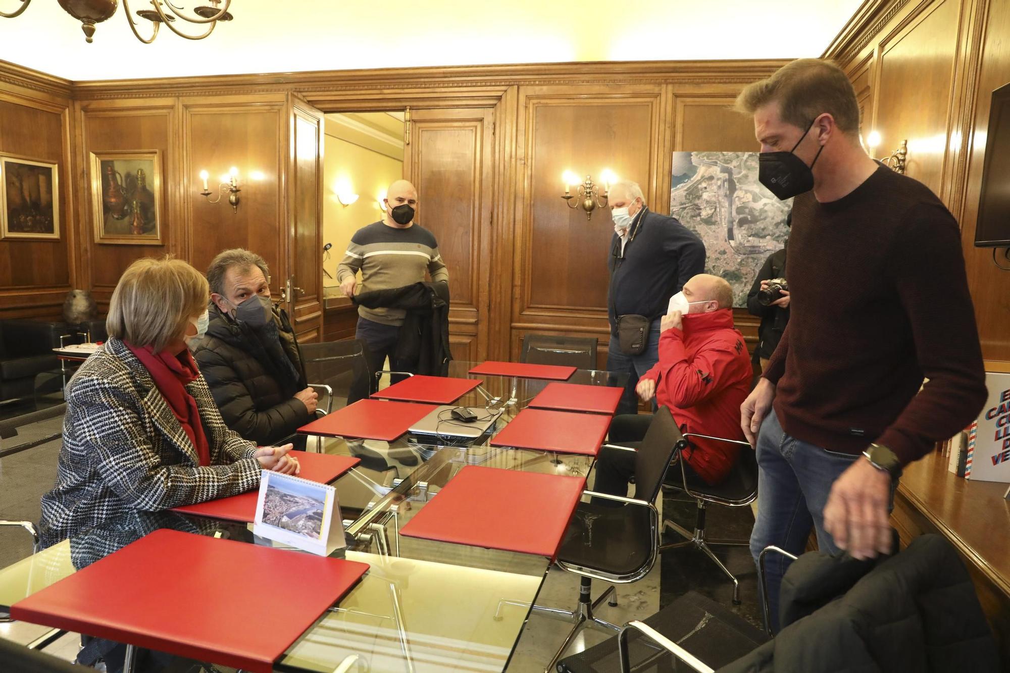 Protesta de los trabajadores de Alu Ibérica en el ayuntamiento de Avilés