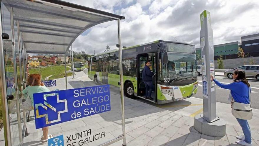 Un autobús de Vitrasa en la parada del nuevo hospital Álvaro Cunqueiro de Vigo. // Marta G. Brea