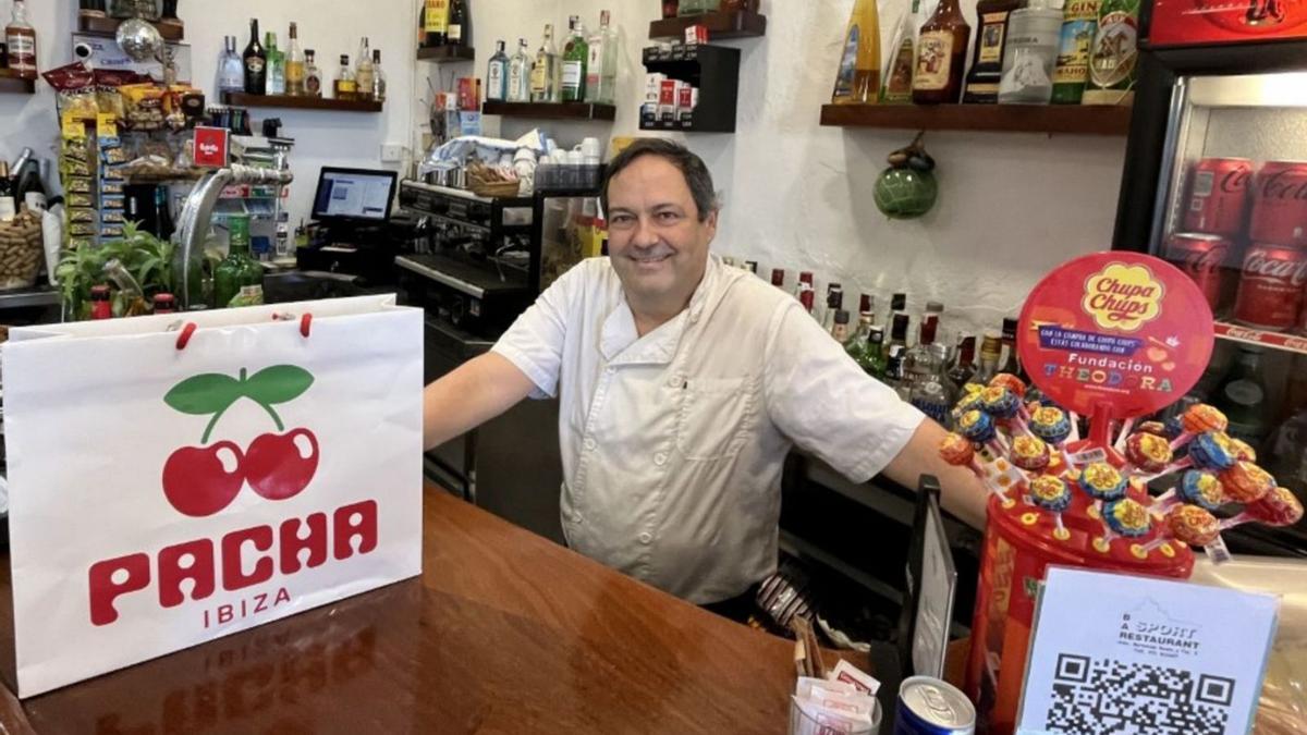 Antonio Marí, propietario del restaurante Port y exárbitro de baloncesto, en el Puerto de Ibiza, junto a una bolsa de Pacha. | | LP/DLP