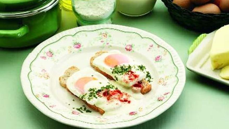 Huevos escalfados con bechamel.