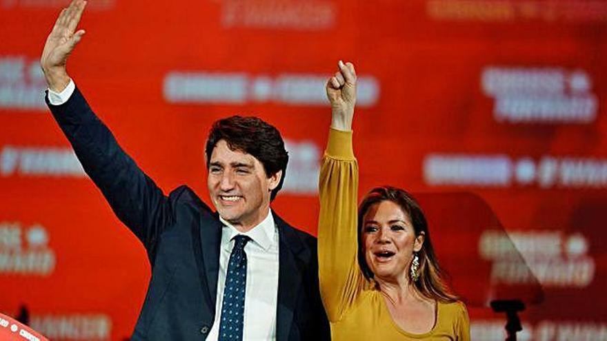 Trudeau i la seva dona, Sophie, celebren la victòria.