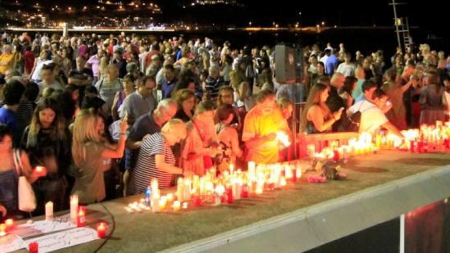 Centenars de persones es van apropar al passeig del Mar per fer l&#039;homenatge.