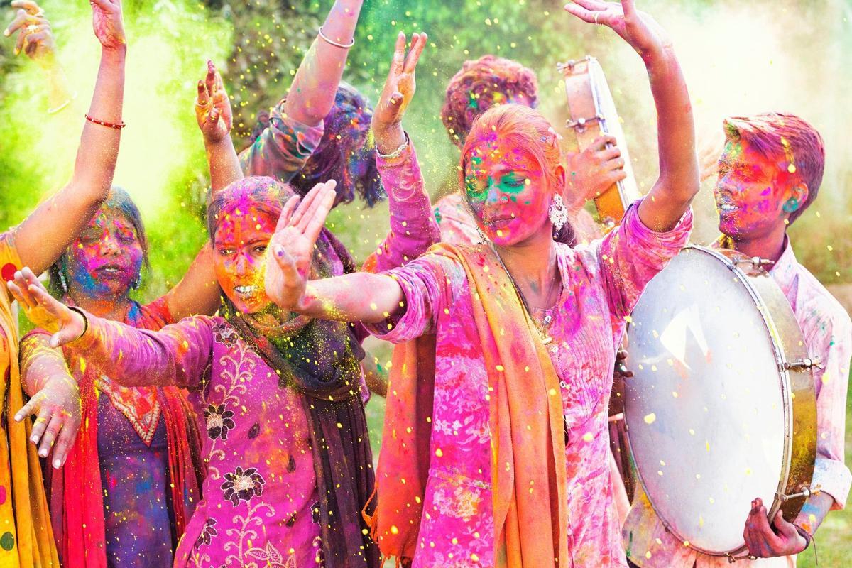 Coloridos colores holi en tazones colorido polvo holi explotando el  festival holi, vista superior. ia generativa