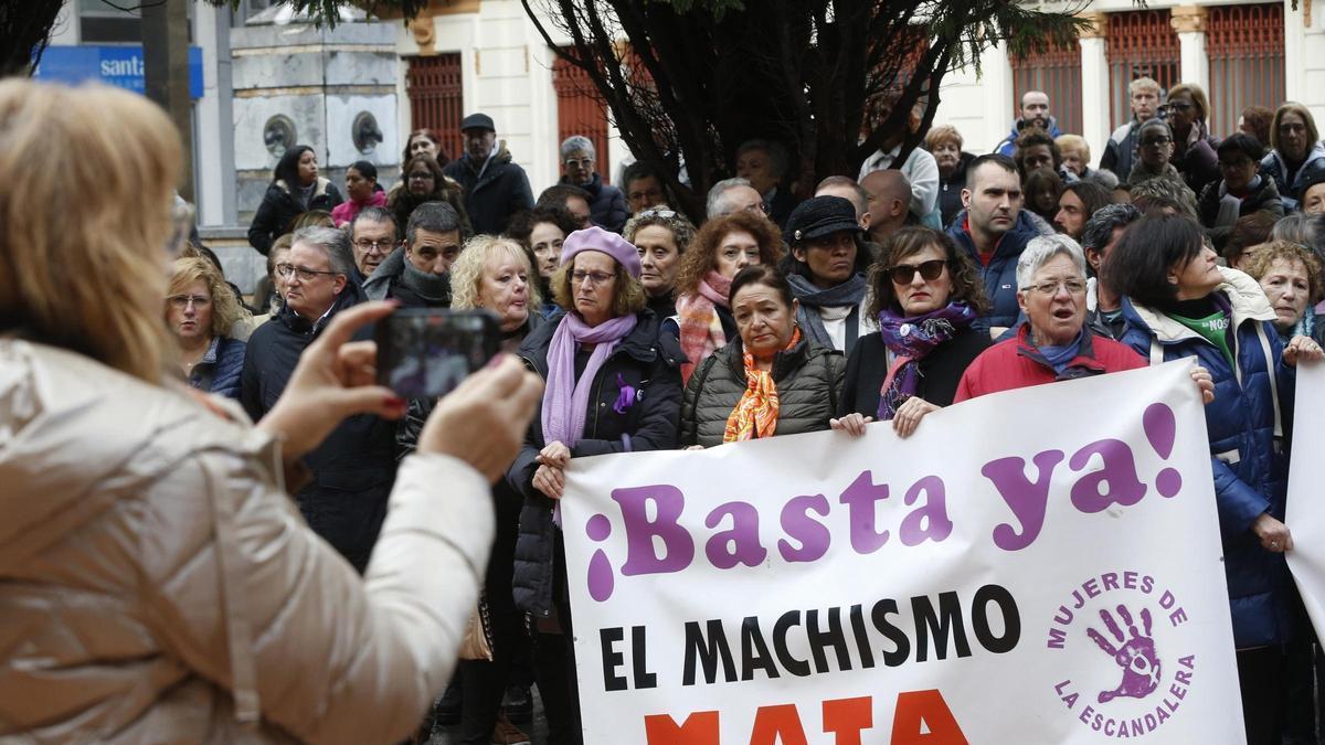Concentración tras un asesinato machista.
