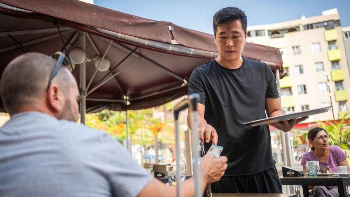 Un trabajador del sector de la hostelería en Santa Cruz de Tenerife