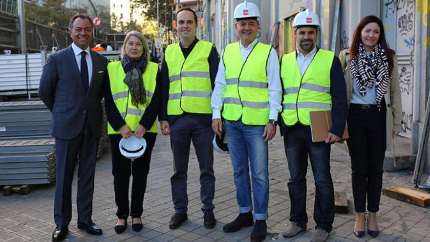 De izquierda a derecha: Luis Galiano, arquitecto del estudio RCCYP, Carmen Riu, José Manuel Calvo, Trinitario Casanova, presidente de Grupo Baraka, Víctor Martín, arquitecto de RIU, y Sara Martín, de RCCYP.