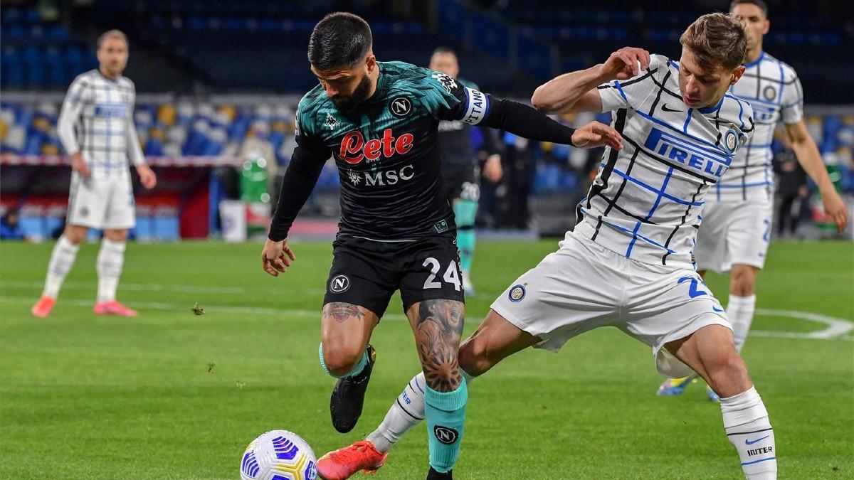 Insigne y Barella pugnan por un balón durante un duelo Nápoles - Inter