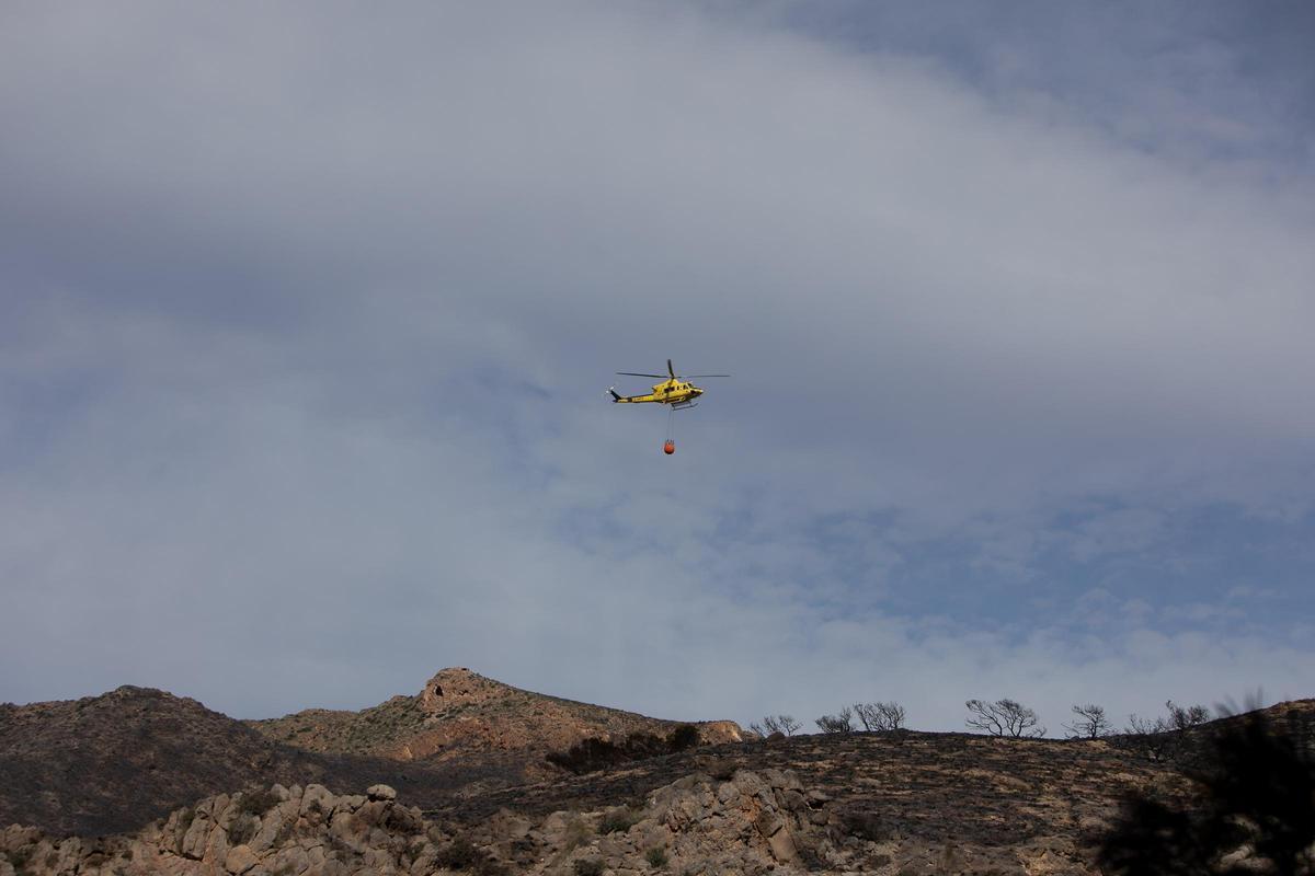 Algunos de los momentos más destacados de esta mañana en el incendio de Cabo Tiñoso. Algunos de los momentos más destacados de esta mañana en el incendio de Cabo Tiñoso.