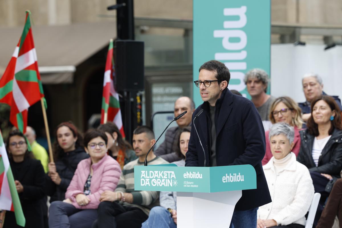 Arnaldo Otegi y Pello Otxandiano participan en un acto de campaña en Santurce