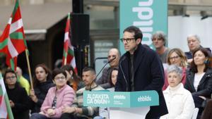 Arnaldo Otegi y Pello Otxandiano participan en un acto de campaña en Santurce