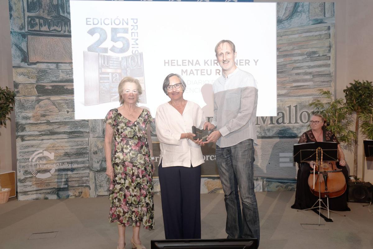 Los historiadores Mateu Riera y Helena Kirchner, reciben el Premi Diario de Mallorca d'Investigació, entregado por Arantza Sarasola, vicepresidenta de Prensa Ibérica.