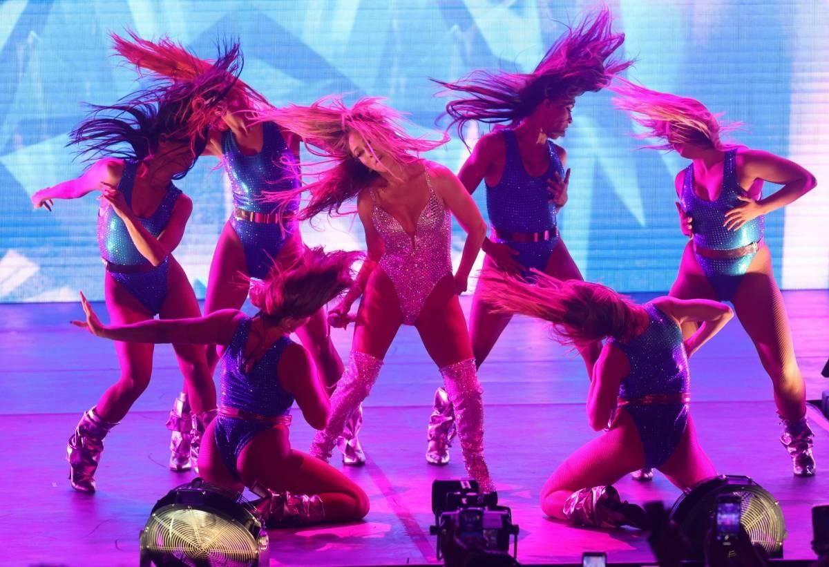 Jennifer Lopez deslumbra con sus bailarinas sobre el escenario