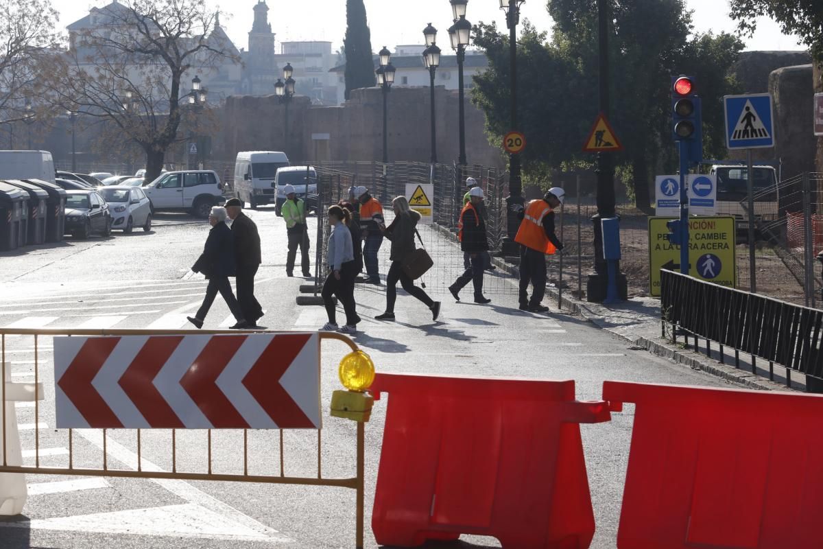 El acceso desde Ollerías a Ronda del Marrubial, cortado a la circulación por obras