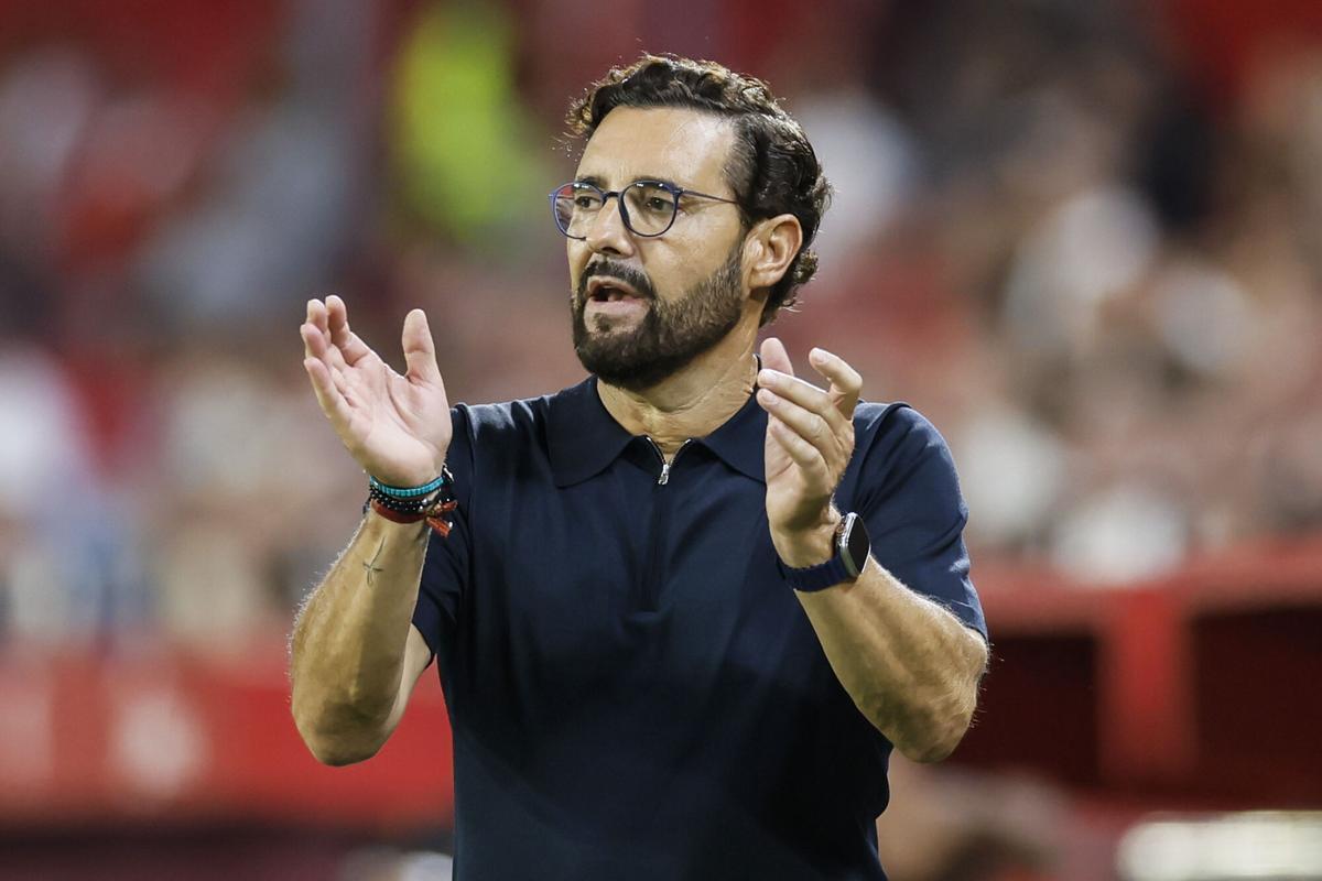 El entrenador del Getafe, José Bordalás, durante el partido correspondiente a la segunda jornada de LaLiga EA Sports, disputado en el estadio Sánchez Pizjuán de Sevilla