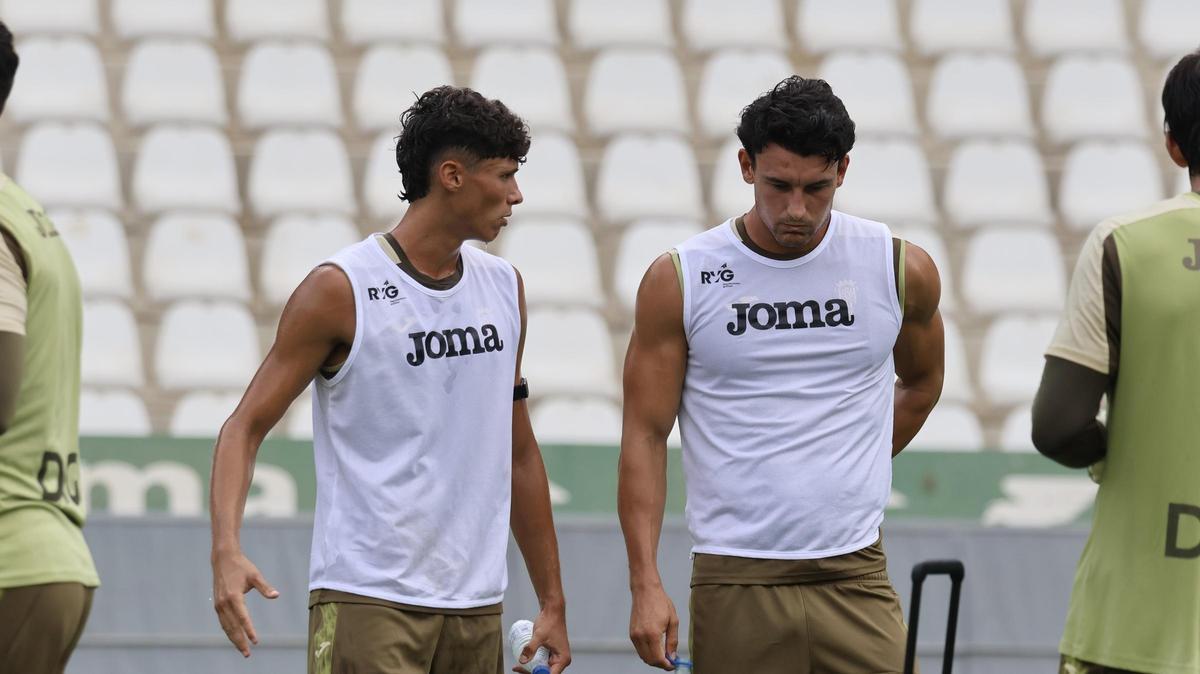 Dani Budesca, a la izquierda, junto a Juan Gutiérrez en un entrenamiento del Córdoba CF.