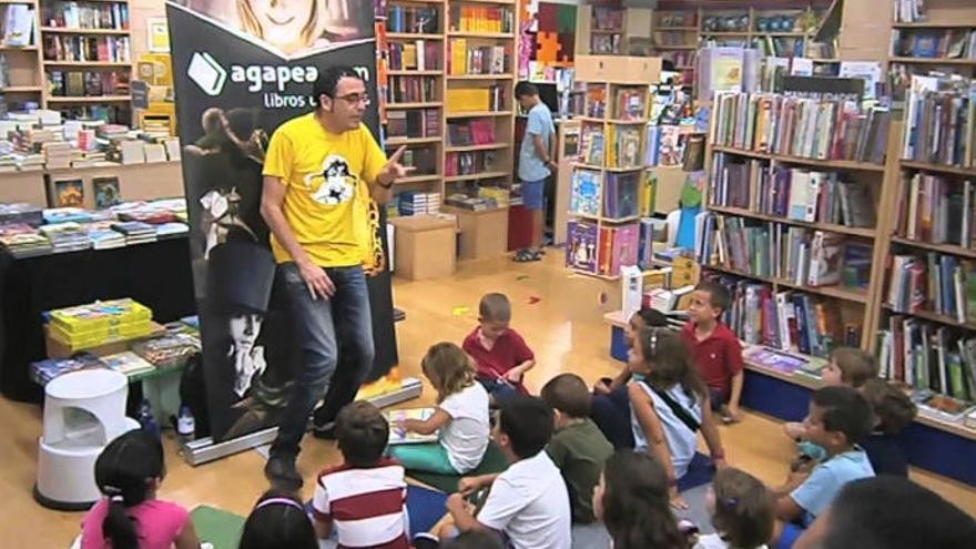 Imagen de la actividad en una librería de Santa Cruz