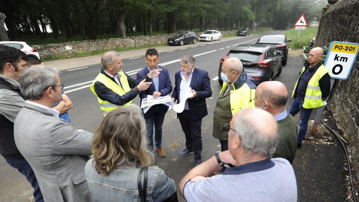 Luis López y Manuel Cuiña examinan los planos junto al cementerio de Silleda. |  // BERNABÉ/JAVIER LALÍN