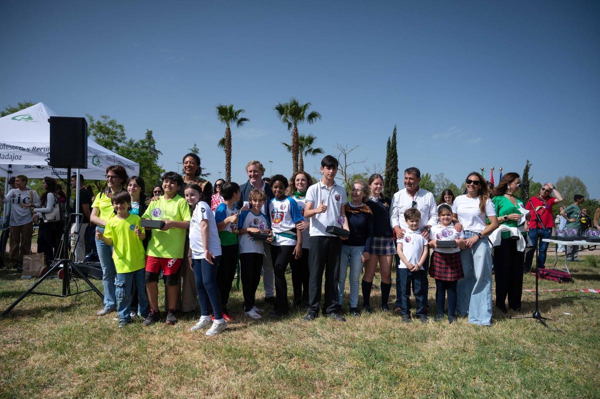 Alumnos y profesores junto al alcalde de Badajoz, Ignacio Gragera