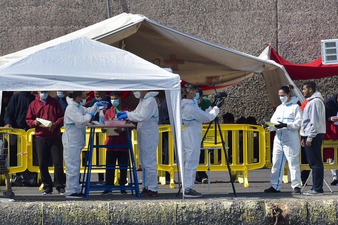 Llegada de inmigrantes al muelle de Arguineguín