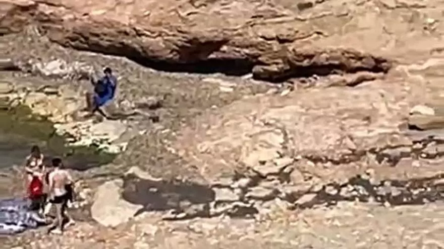 Un atasco en la red de alcantarillado de Sant Antoni provoca un vertido en Caló des Moro