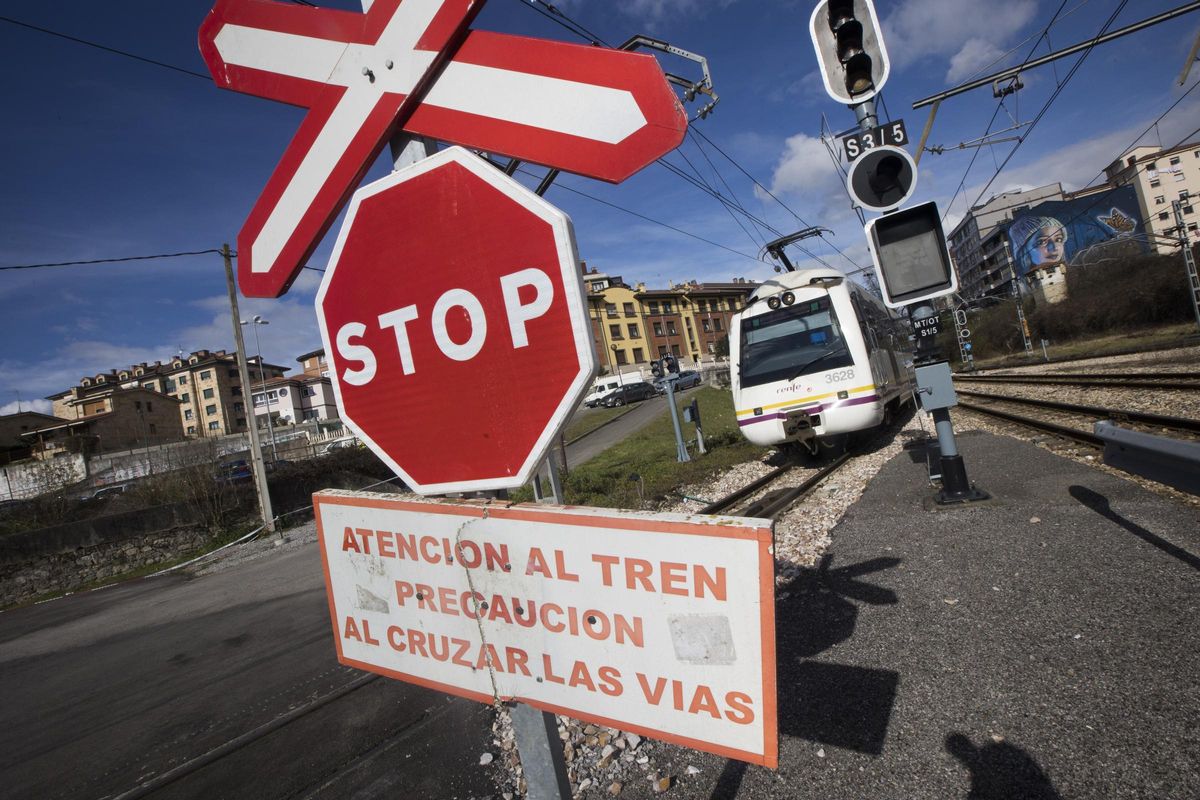 Un tren, entrando en la estación de El Berrón