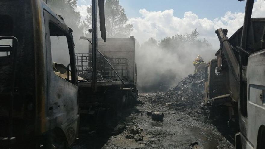 Imatge dels camions i el material cremats per l&#039;incendi