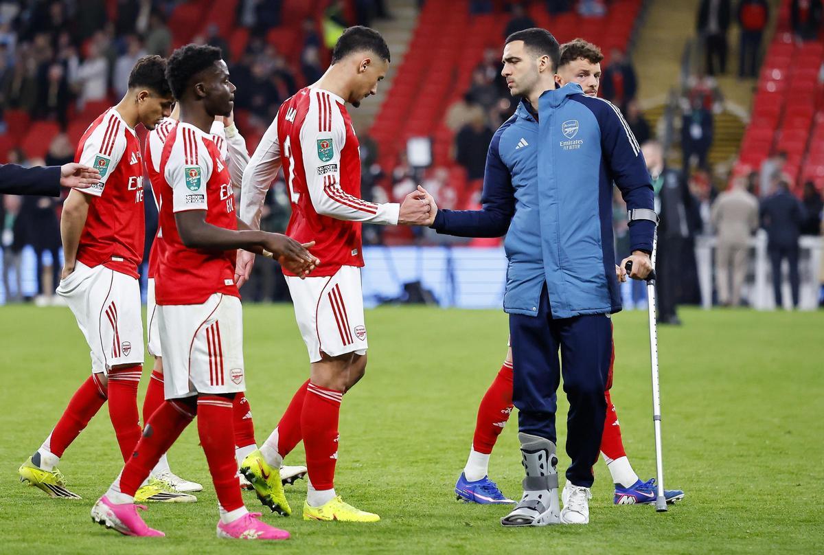 Mikel Merino recibe a sus compañeros del Arsenal tras la derrota ante el Manchester City en la Carabao Cup