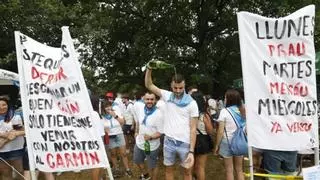 Cientos de romeros toman el prau del Carmín para comenzar la fiesta en La Sobatiella