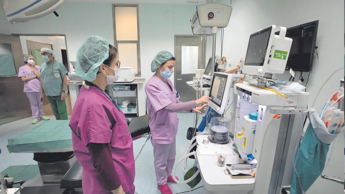 Preparación de quirófano para realizar una intervención.